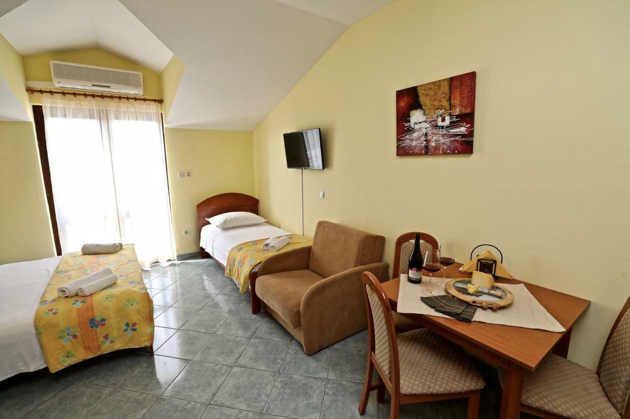 Apartments Ida Sućuraj Esterno foto